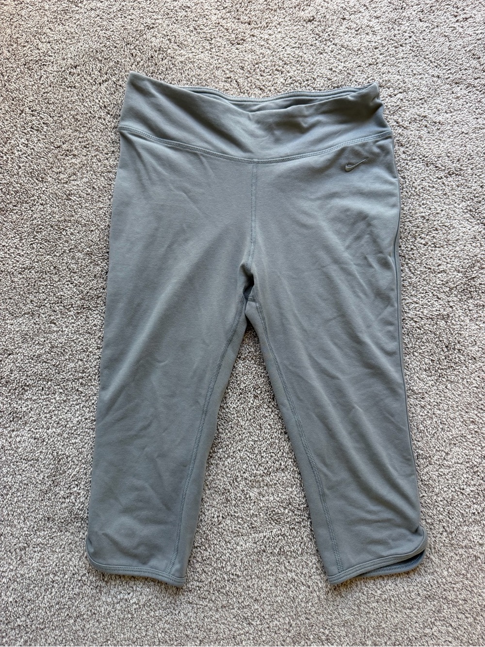 Nike Women's Gray Cropped Performance Capris